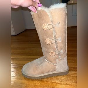 NEW UGG Bailey button triplet in “sand” originally $220